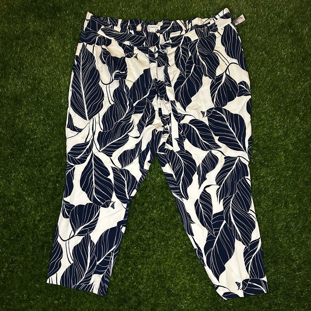 Liz Claiborne White And Navy Tropical 
Print Pants/cropped NWT womens Sz 22W
